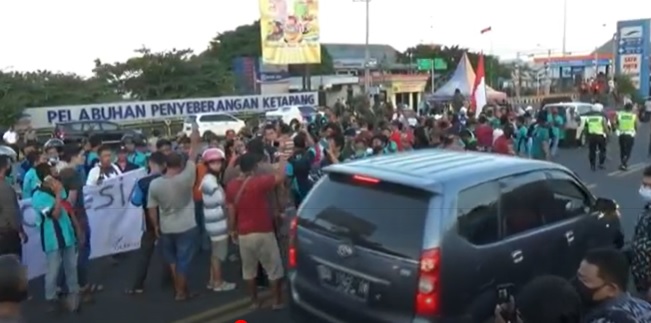 Rapid Test Mahal, Sopir Pikap di Banyuwangi Demo Tak Bisa Masuk ke Bali