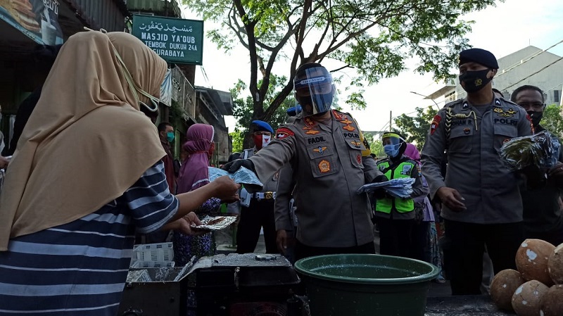 Putus Penyebaran Covid-19, Polda Jatim Bagikan 2 Juta Masker secara Massal