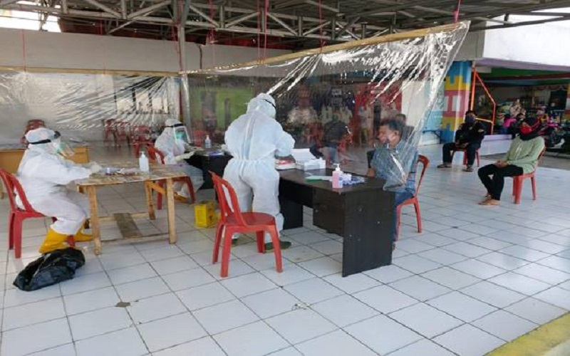 Puluhan Pedagang hingga Petugas Parkir Pasar Batujajar Rapid Test