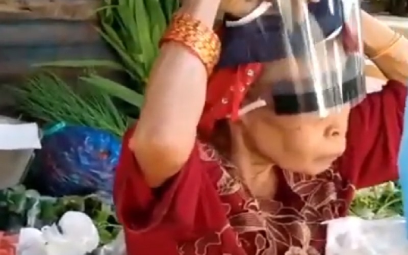 Video Viral Nenek-Nenek Salah Pakai Face Shield, Ganjar: Siapa yang Ngajarin Itu?