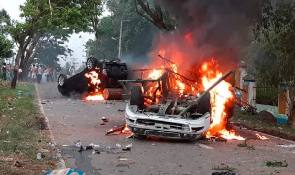 Massa Demo Kades di Madina Bentrok dengan Polisi, Mobil Wakapolres Dibakar