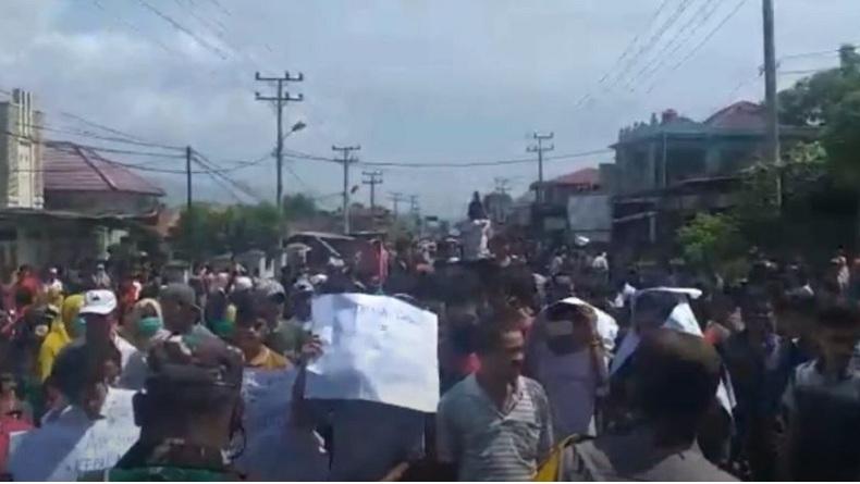 Demo Turunkan Kepala Desa di Madina, Warga Blokade Jalinsum 4 Jam 