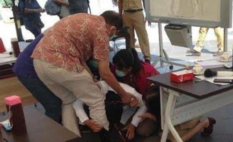 Menangis dan Bersujud di Depan IDI, Risma: Saya Tak Pantas Jadi Wali Kota
