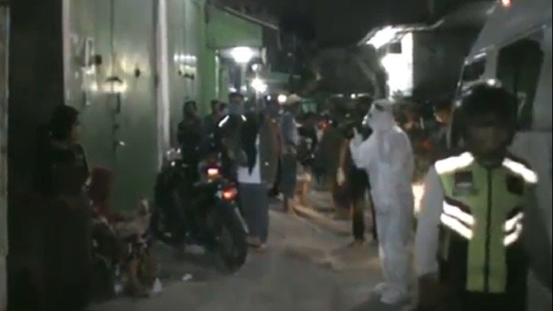 Positif Covid-19, Pedagang Nasi Uduk di Tambora Dibawa ke RS Darurat Wisma Atlet