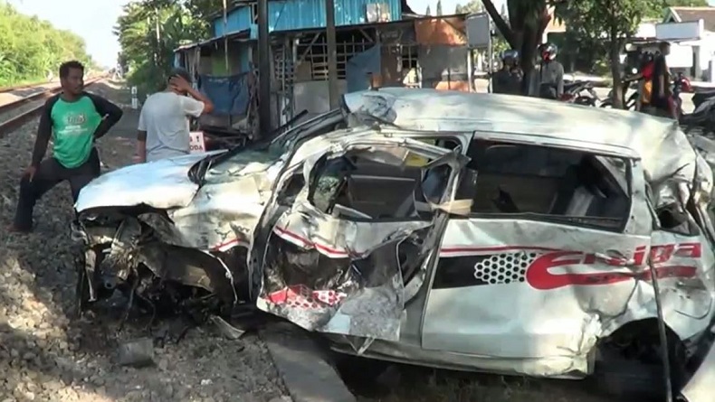 Minibus Ditabrak Kereta Api di Lamongan, Bocah 2 Tahun Tewas di Lokasi Kejadian