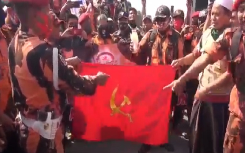 Demo Tolak RUU HIP di Tegal, Massa Bakar Replika Bendera PKI