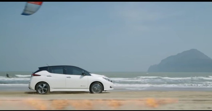 Nissan Leaf Ditantang Kecepatan dengan Api dan Angin