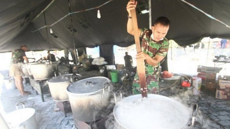 Kodam Merdeka Dirikan Dapur Umum untuk Pengungsi Banjir di Gorontalo
