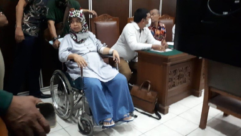 Sakit, Istri Ruslan Buton Datang ke PN Jaksel Gunakan Kursi Roda