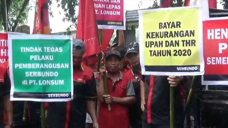 Dipecat, Puluhan Buruh PT Lonsum Berdemonstrasi ke Gedung DPRD Sumut