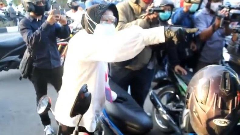Keliling Kota Surabaya, Risma Marahi dan Hukum Warga yang Tak Pakai Masker