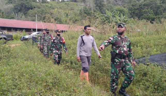 Satgas TNI Bangun Jalan untuk Warga Kapus Hulu di Perbatasan