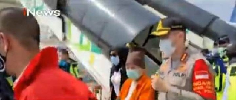Kenakan Masker dan Rompi Oranye, Maria Pauline Lumowa Tiba di Bandara Soekarno Hatta