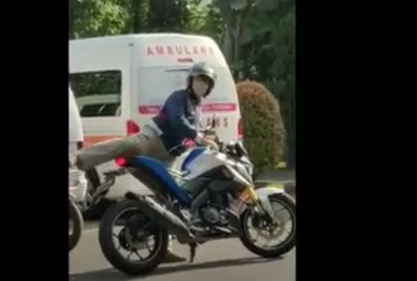 Video Viral Pemotor Adang Ambulans di Depok Gegara Tak Terima Tersenggol