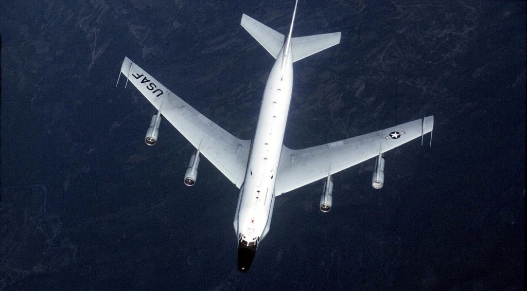 Jet Tempur Su-35S Rusia Tempel Pesawat Pengintai RC-135 AS