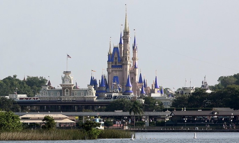 Kasus Corona Melonjak, Disney Tetap Buka Taman Hiburan di Florida