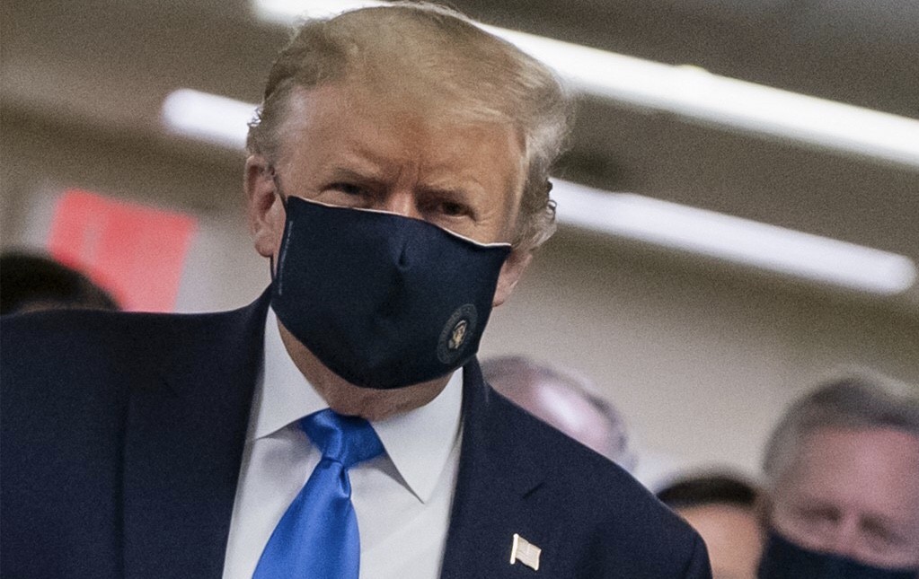 Pertama Kali, Donald Trump Pakai Masker di Depan Publik