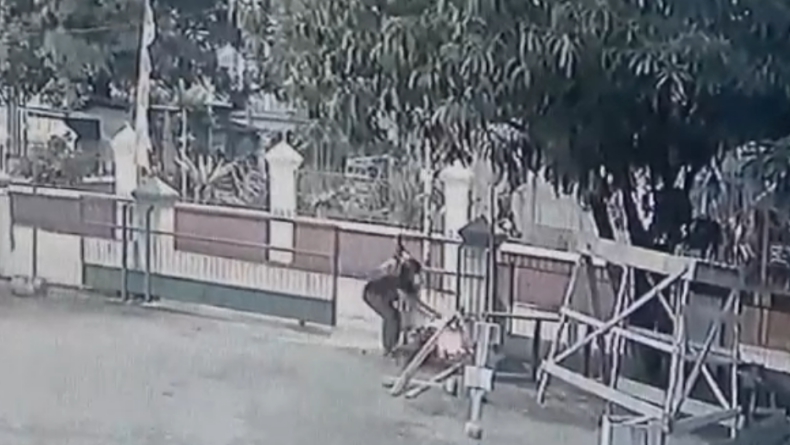 Heroik! Marbut Uzur di Palembang Duel dengan Pencuri Kotak Amal