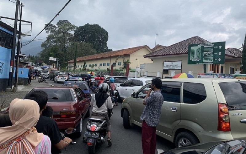 Jalur Tawangmangu Dipadati Kendaraan Wisatawan