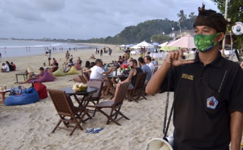 Pantai di Jimbaran Bali Dibuka, Pecalang Awasi Protokol Kesehatan Pengunjung
