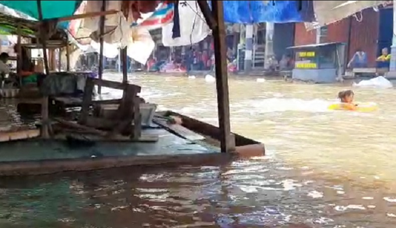 Banjir Melawi Rendam 14.790 Rumah Warga, Pemprov Kalbar Salurkan Bantuan untuk Korban