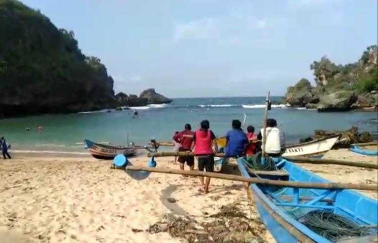 Perahu Terbalik Dihantam Gelombang, Tiga Nelayan Gunungkidul Syok