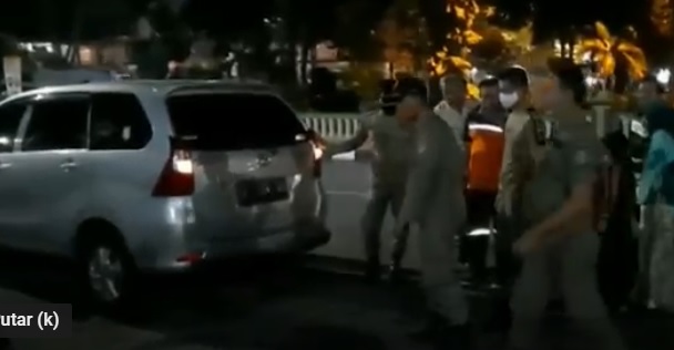 Pasangan Mesum Ini Digerebek Petugas dari Mobil Goyang di Alun-Alun Tuban