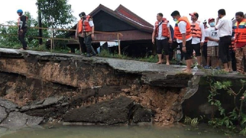 Akses Jalan di Jembatan Tokampu Wajo Ambles, Diduga karena Terkikis Arus Sungai