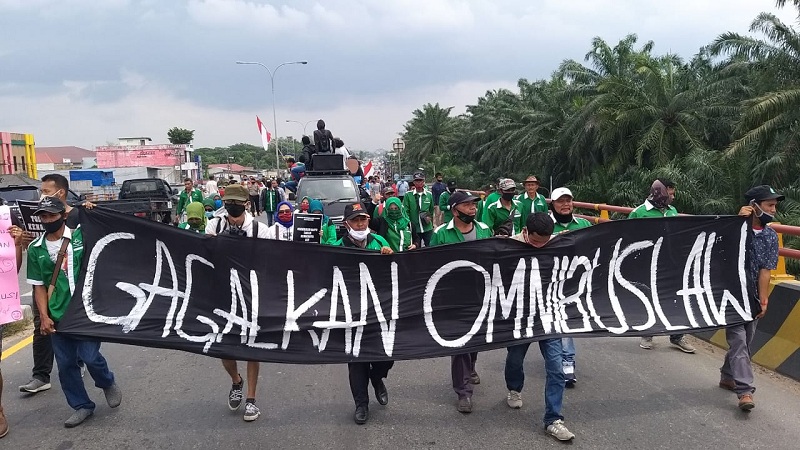 Tolak RUU  Cipta Kerja , Ratusan Buruh Longmarch di Jalan Sisingamangaraja Medan