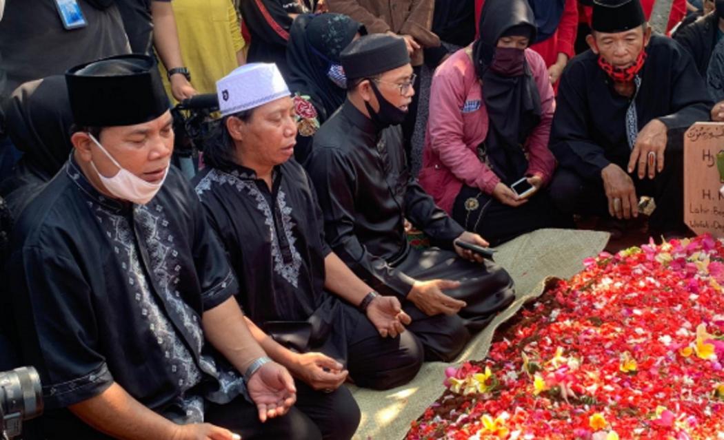 Omas Dimakamkan di Cimanggis Depok, Anak-Anak Berusaha Ikhlas