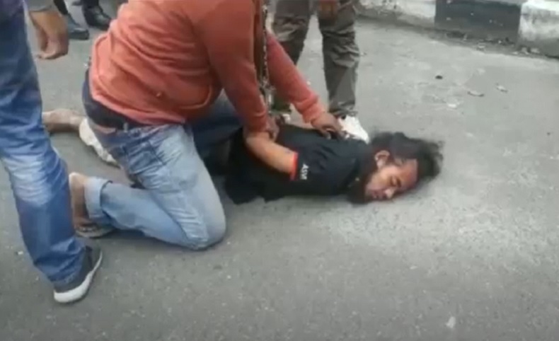 Gegara Sandal Hilang, Pria Mengamuk di Masjid Raya Sumbar Lempari Kaca dengan Batu