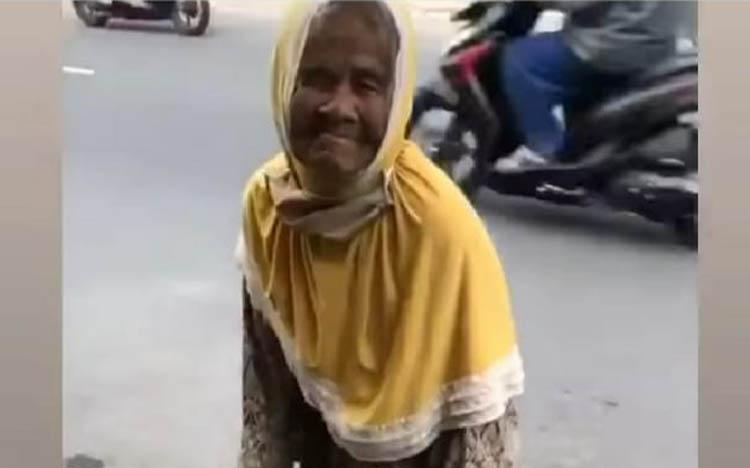  Viral, Nenek Dipaksa Anak Jualan Salak Keliling di Yogyakarta  