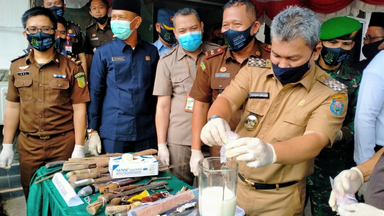 Kejari OKU Musnahkan Barang Bukti Kejahatan, Mulai dari Narkoba hingga Pakaian 