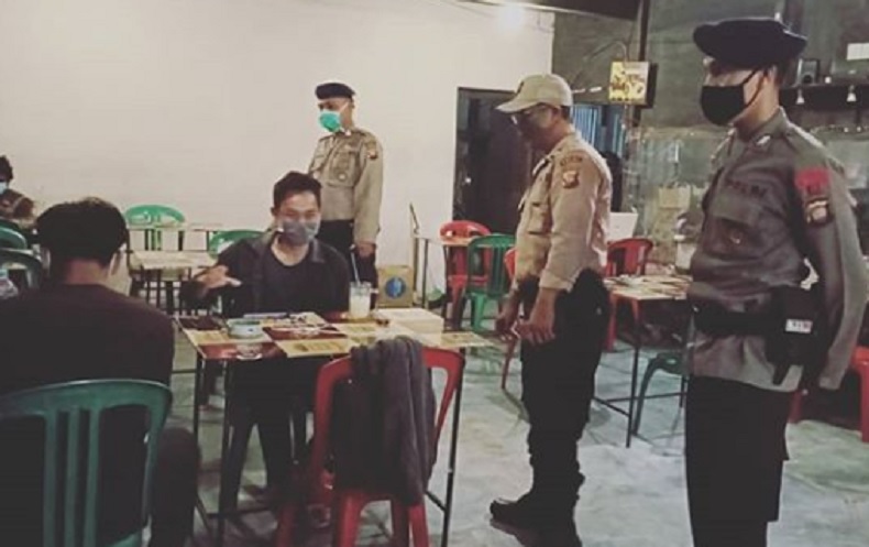 Polda Kalbar Awasi Penerapan Protokol Kesehatan di Warkop Pontianak