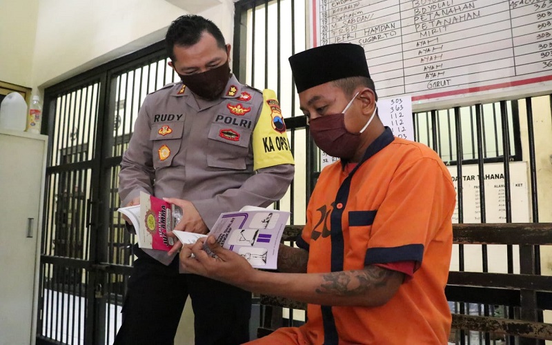Minta Buku Tuntunan Salat, Pria yang Bunuh Ibu Kandung Ini Menangis Ingin Taubat