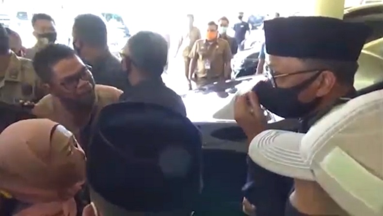 Bersimpuh di Hadapan Gubernur, Bapak dan Anak di Makassar Minta Jenazah Ibu Dipindahkan