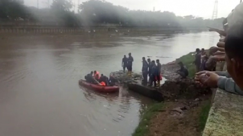 Terseret Arus, Remaja Hilang di Kali Banjir Kanal Barat Tambora