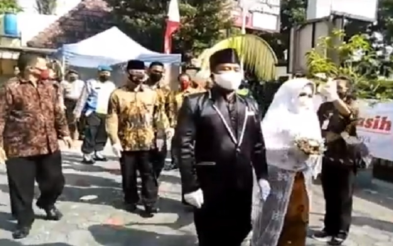 Pasangan yang Viral karena Tinggal di Gudang Kosong Akhirnya Menikah secara Sah