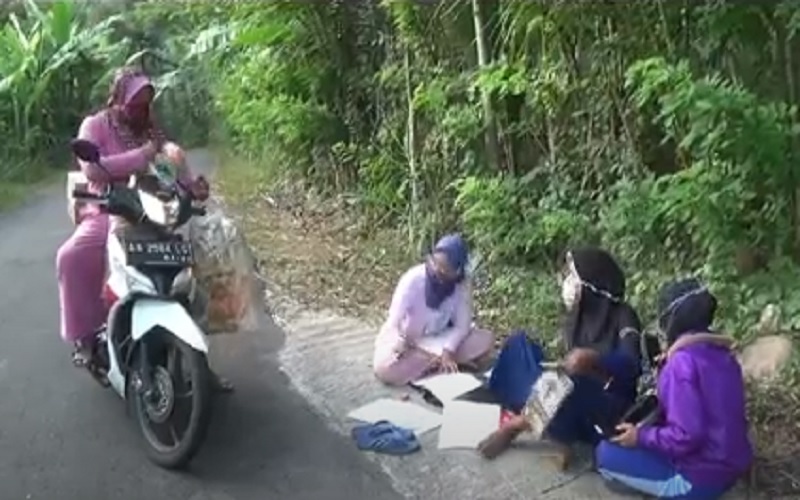 Susah Sinyal Internet, Kakak Adik Ini Belajar di Pinggir Jalan