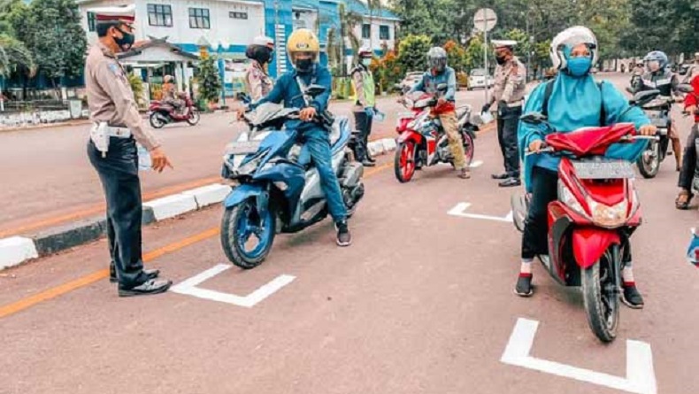 Pembatas Jarak di Jalan Raya Maros Didesain seperti Garis Start Sirkuit Balap