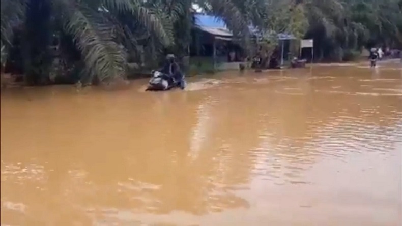 Kelurahan Tapus Madina di Kepung Banjir, Warga Berhamburan Tengah Malam 