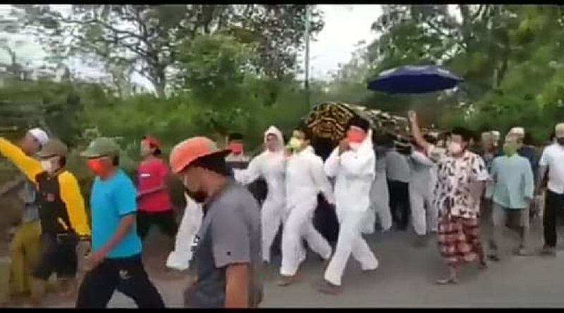 Ratusan Warga di Pasuruan Antar Jenazah Probable Covid-19  ke Permakaman