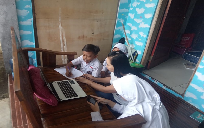 Cerita Ibu 3 Anak di Semarang Keluar Kerja untuk Dampingi Belajar Online