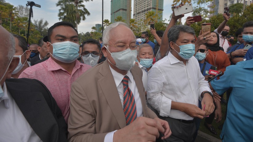 Najib Razak Divonis 12 Tahun Penjara, Pendukung: Hakimnya Cucu Mahathir Mohamad