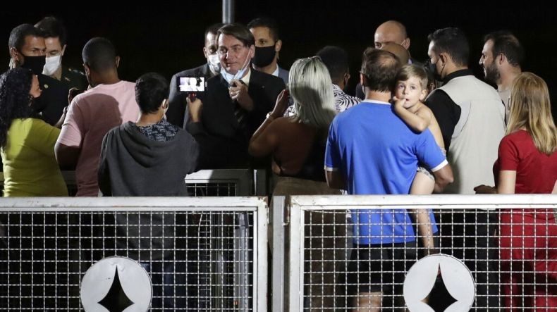 Baru Sembuh dari Covid-19, Presiden Brasil Bolsonaro Buka Masker di Hadapan Pendukung