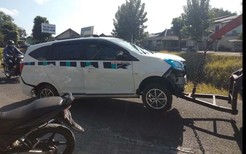 Niat Salip Motor, Mobil Toyota Calya Ini Malah Nyemplung ke Selokan Mataram