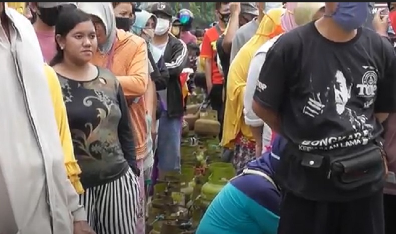 Abaikan Protokol Kesehatan, Warga Pontianak Rela Antre Demi Gas Elpiji