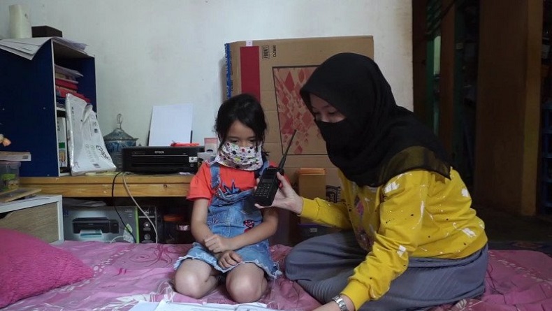 Bantu Proses Belajar Mengajar di Pelosok, Polres Cianjur Pinjamkan Handy Talkie