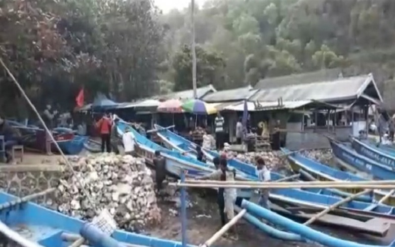 Kapal Dihantam Ombak di Tengah Laut, 3 Nelayan Berenang Selamatkan Diri