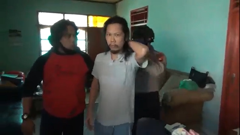 Polisi Tangkap Warga Mengamuk Sambil Bawa Parang di Makassar